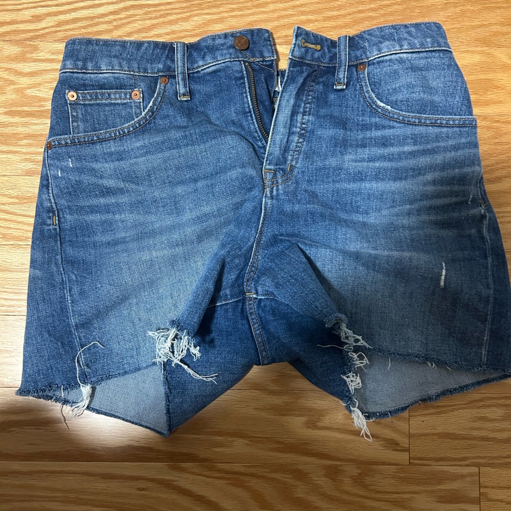 Madewell curvy medium wash jean shorts 29